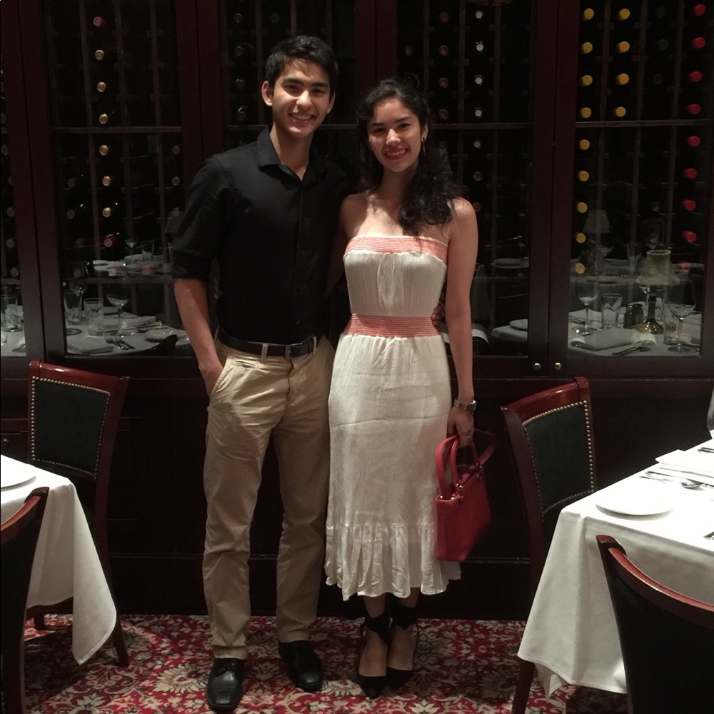 Chic & delicate white midi dress